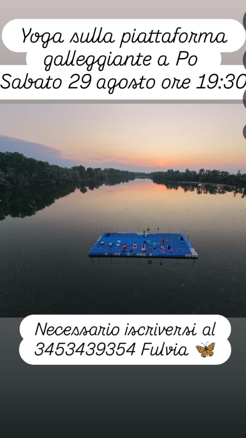 Yoga sulla piattaforma galleggiante