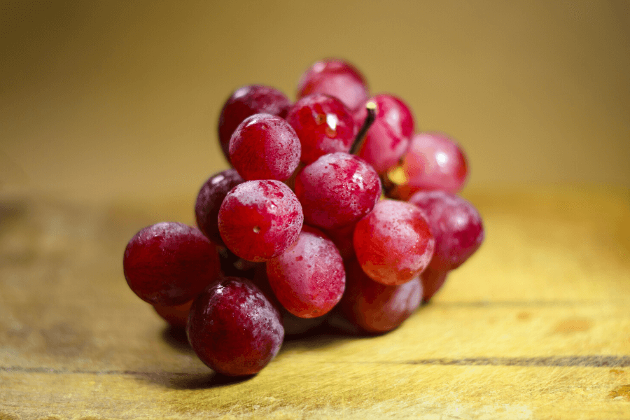 Du raisin à couleur rosée