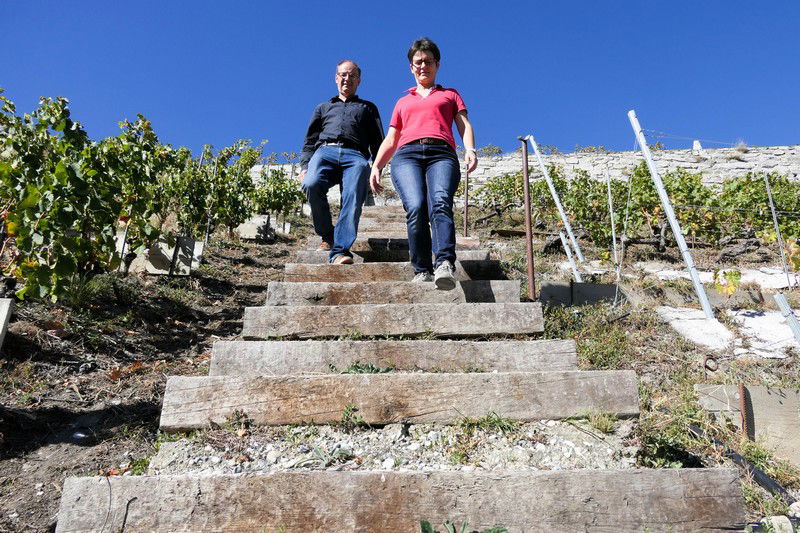 Romaine Blaser-Michellod et Christian Blaser dans leurs vignes