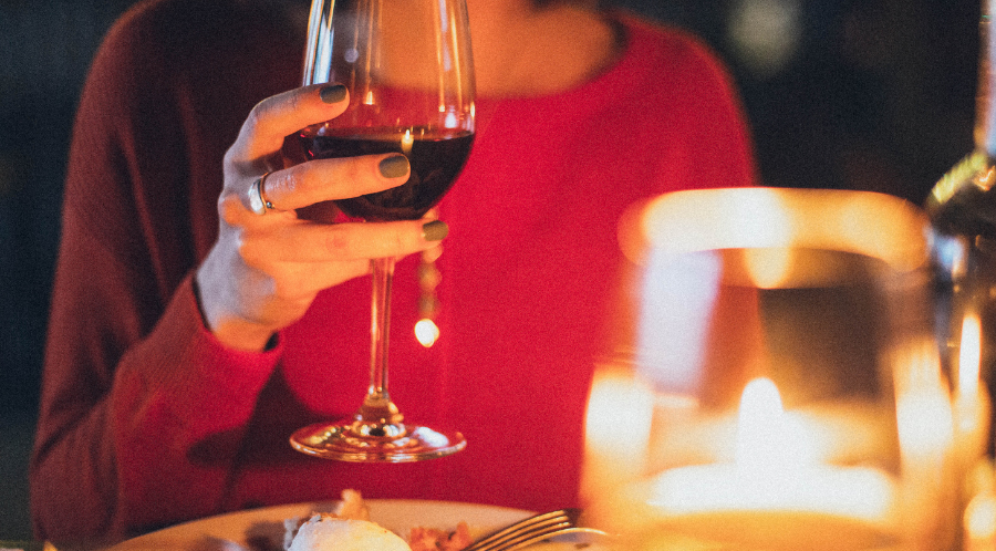 Un verre de vin rouge en accompagnement