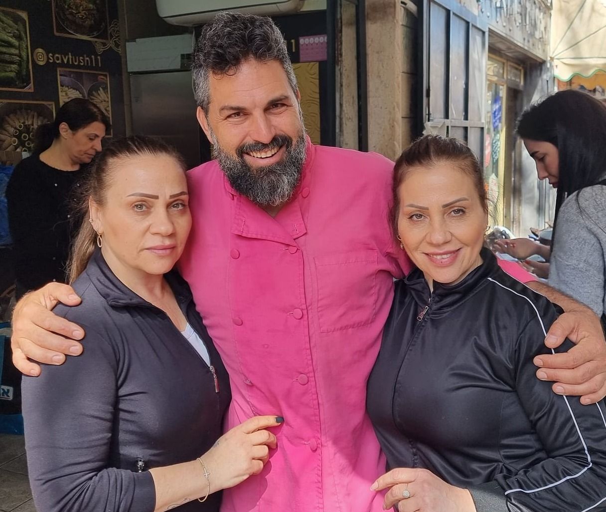 סוהא, משה וסאנה, לפני הדוכן שלהן , סבתוש בשוק ואדי ניסנאס