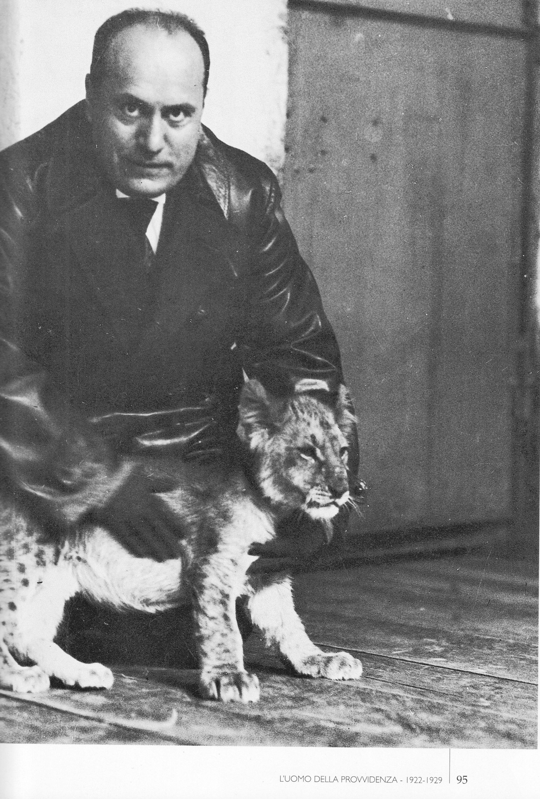 1925
                                  MUSSOLINI ANNIENTO' LA MASSONERIA
                                   PER INSTAURARE IL REGIME FASCISTA