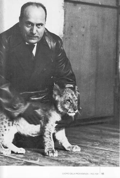 1925
                                  MUSSOLINI ANNIENTO' LA MASSONERIA
                                   PER INSTAURARE IL REGIME FASCISTA