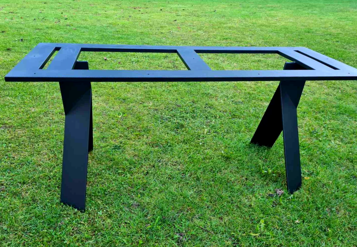 Kovinsko podnožje po meri