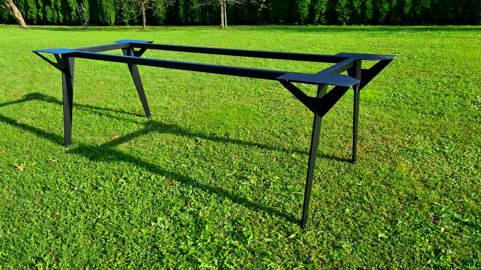 Kovinsko podnožje po meri