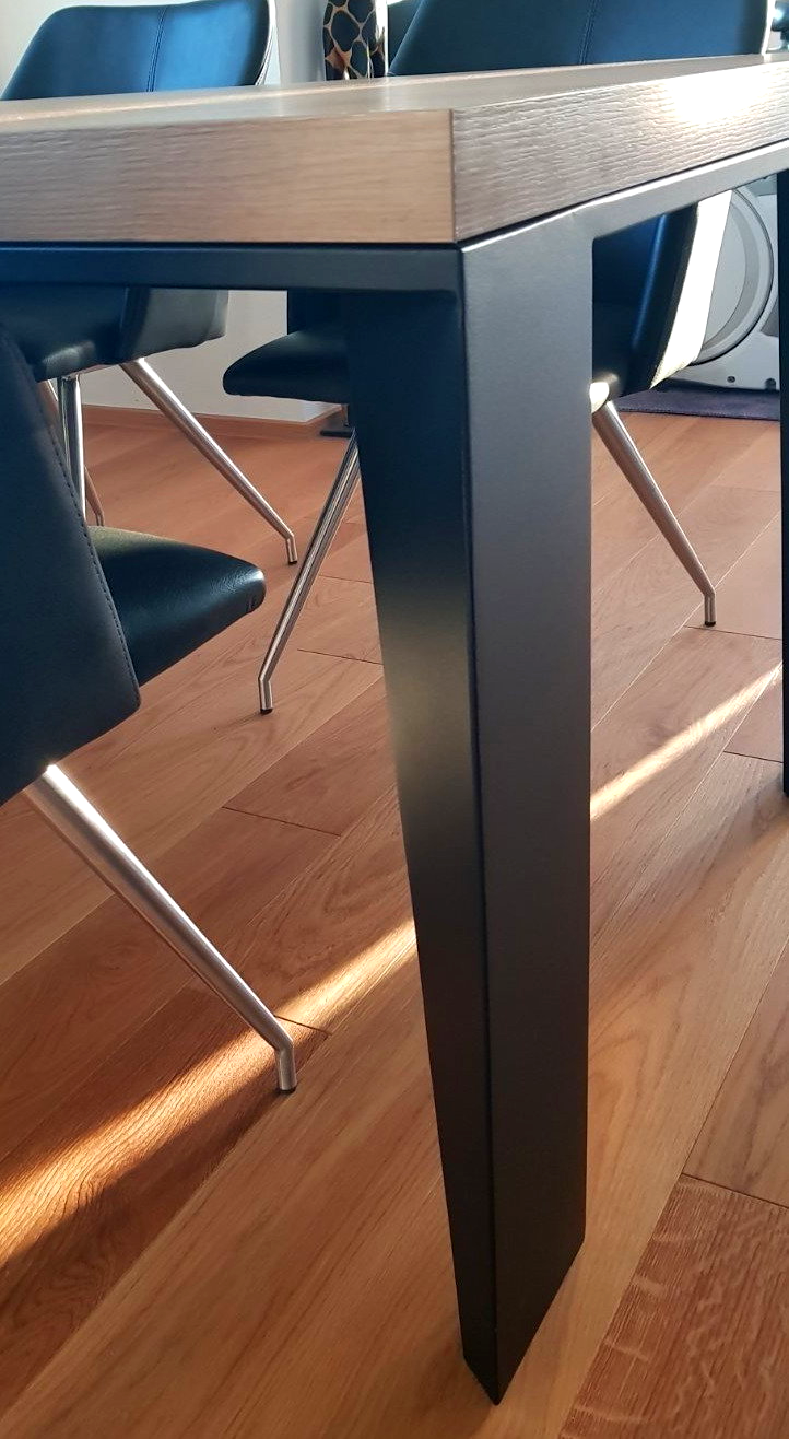 Kovinsko podnožje po meri