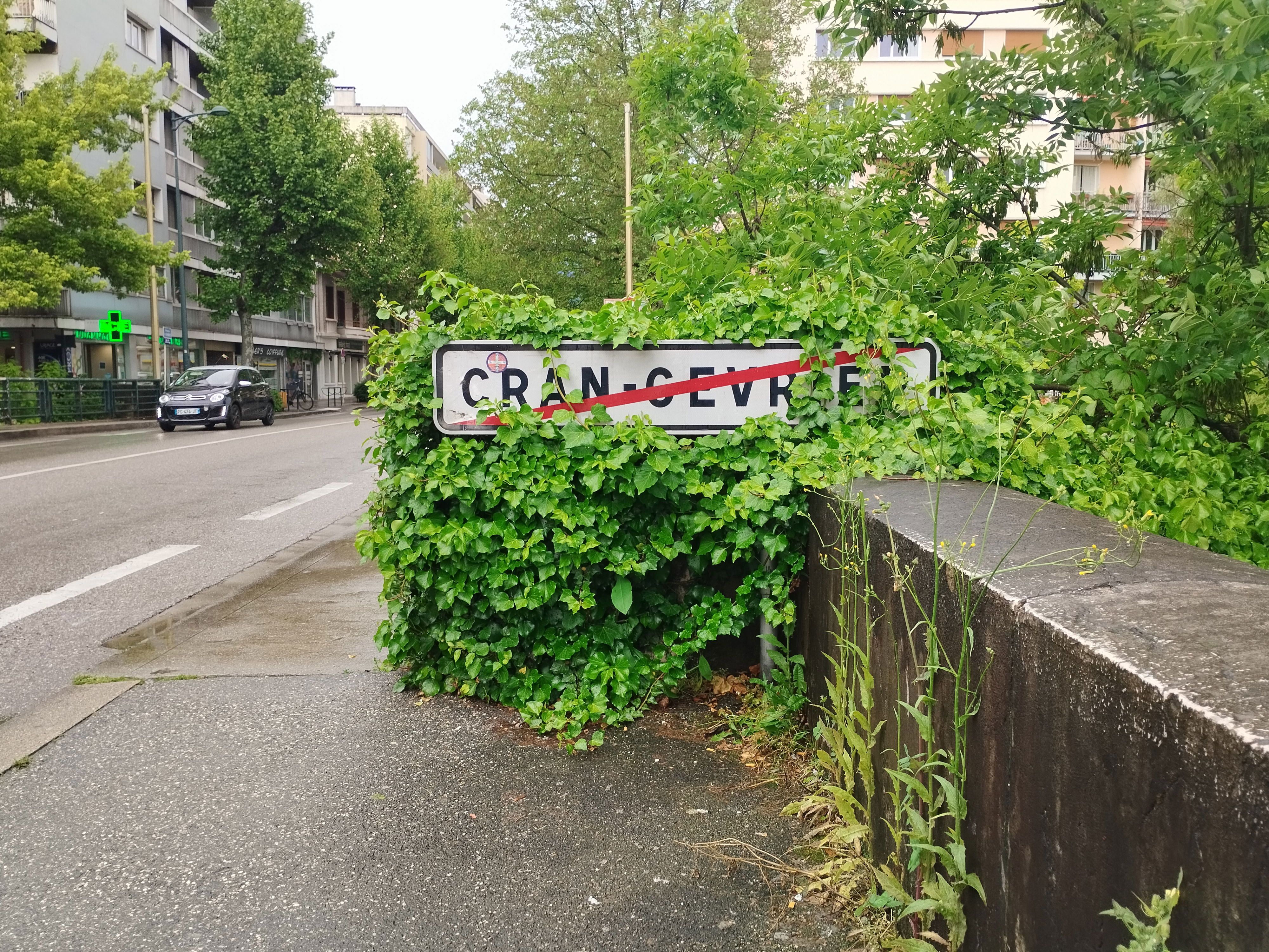 Les panneaux des anciennes communes déléguées trainent toujours.