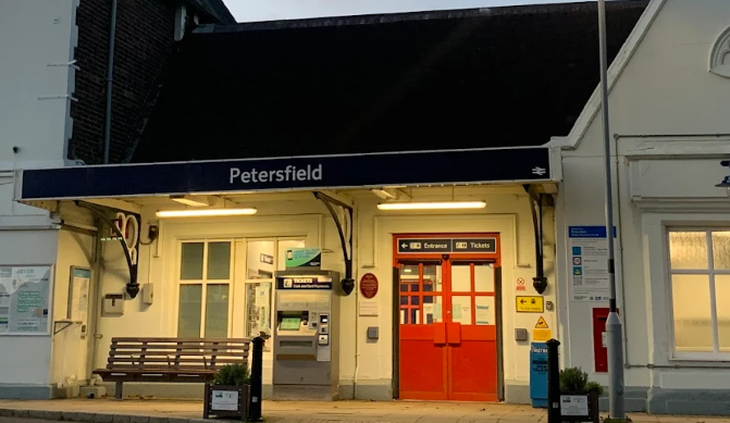 Petersfield Railway Station Pre-Book Reliable Pick Up & Drop Off