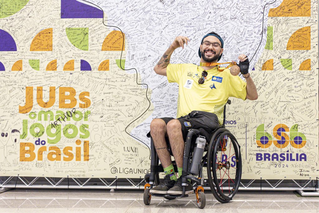 Medalhista paralímpico, Guilherme Costa visita JUBs e conta sua história de superação