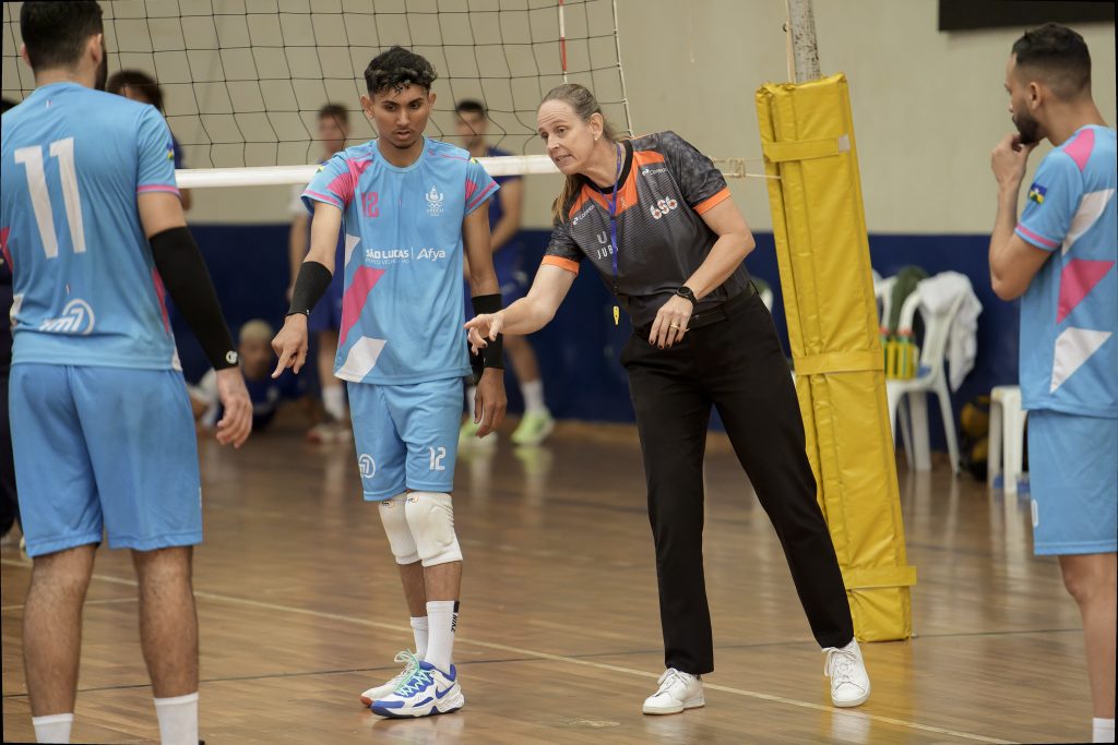 Integrante da comissão de arbitragem, ex-atleta campeã mundial de vôlei participa do JUBs pela primeira vez