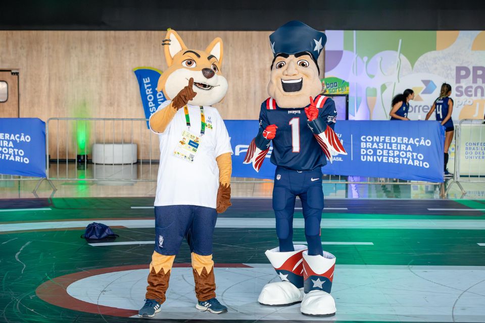 Mascote do time de futebol americano New England Patriots visita JUBs em Brasília