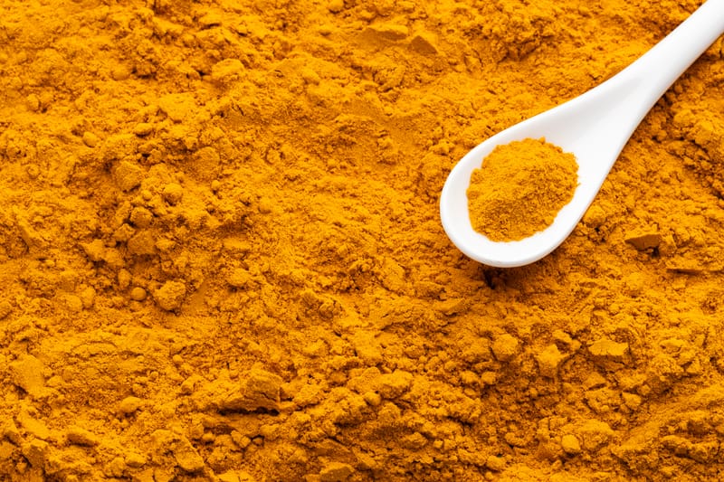 Panna cotta dorée au curcuma, vanille de Madagascar & coulis de myrtilles sauvages