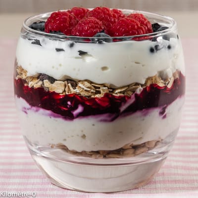 🌟 Verrines Noël gourmandes – Granola, chocolat léger et fruits rouges au sirop d’érable