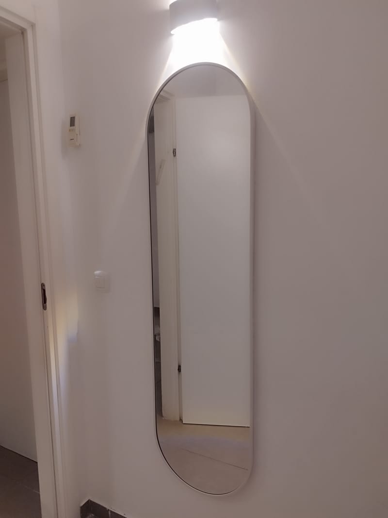 התקנות מראות. ותליית מדפים.