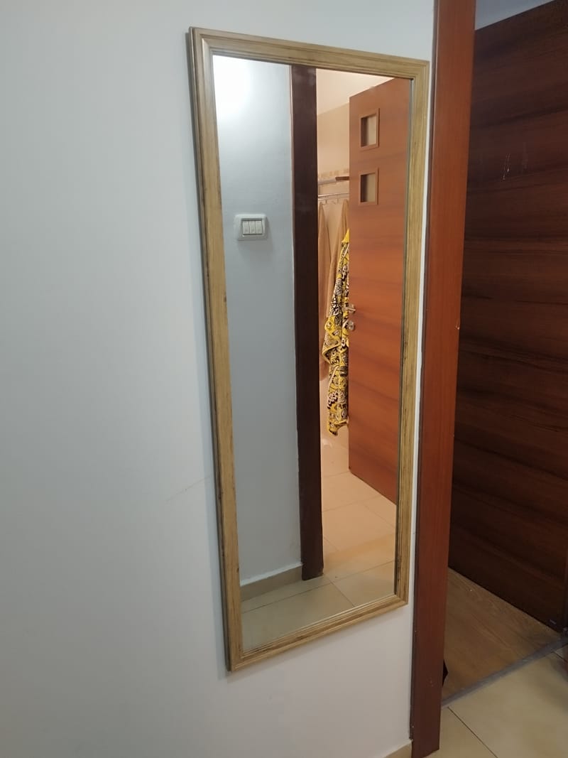 התקנות מראות. ותליית מדפים.