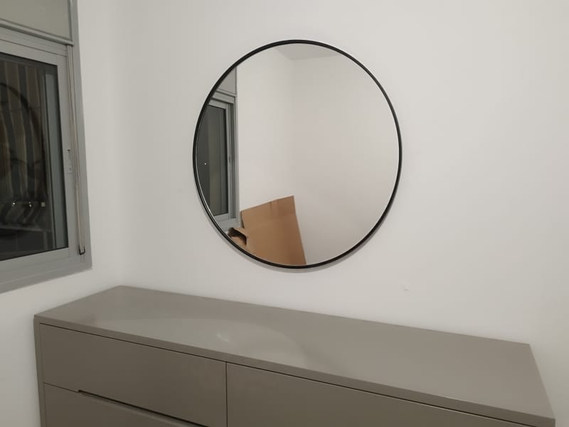 התקנות מראות. ותליית מדפים.