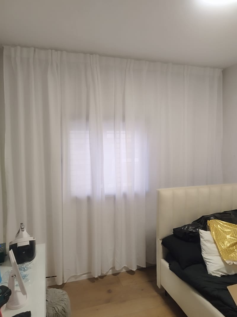 התקנת וילונות.