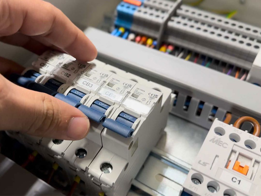 How does a power distribution box works? Image 3