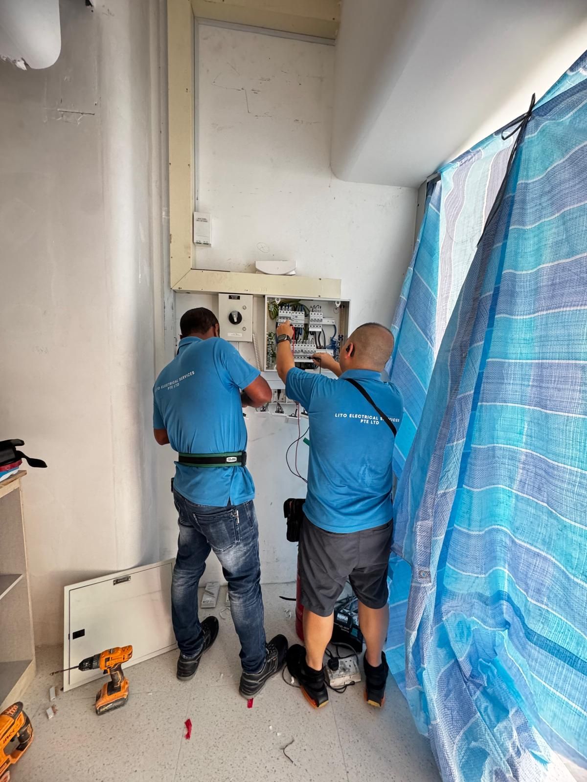 Emergency electrician checking DB box in Singapore