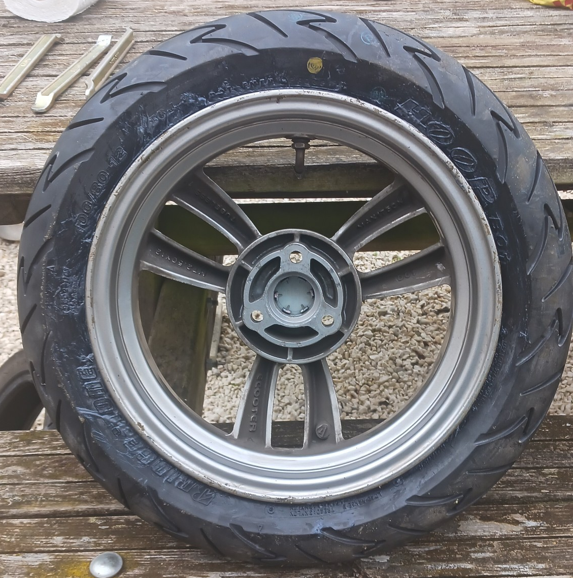 Montage d'un pneu Bridgestone Hoop 100/80-12