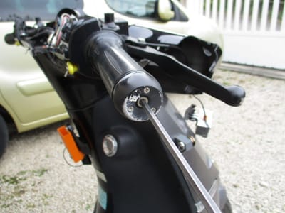 Démontage et nettoyage de la poignée des gaz