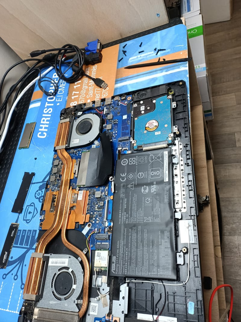 Quand la Technologie A Besoin d'Aide: Images de Réparations d'Ordinateurs