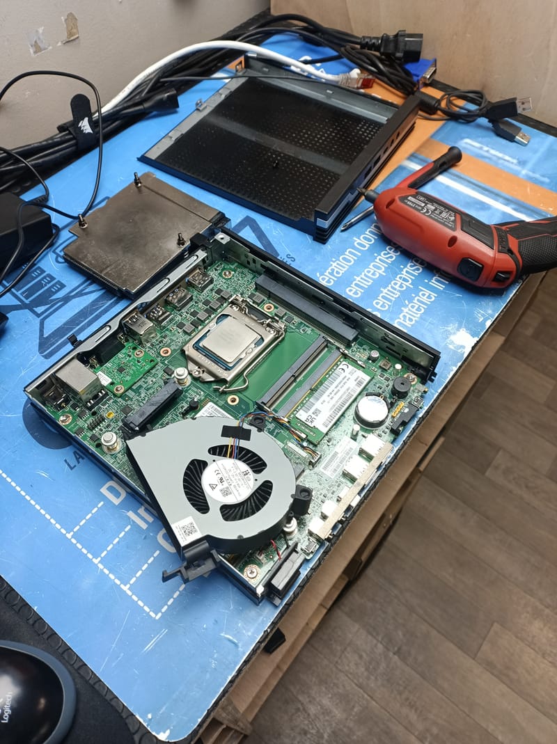 Quand la Technologie A Besoin d'Aide: Images de Réparations d'Ordinateurs