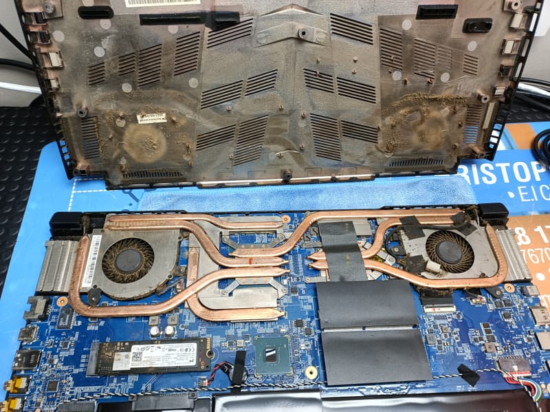 Quand la Technologie A Besoin d'Aide: Images de Réparations d'Ordinateurs