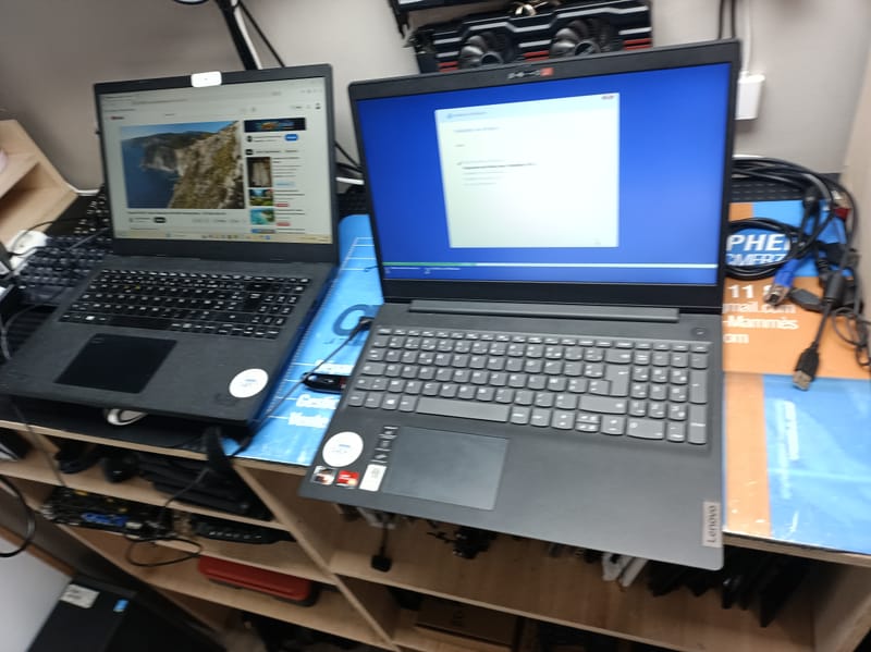 Quand la Technologie A Besoin d'Aide: Images de Réparations d'Ordinateurs