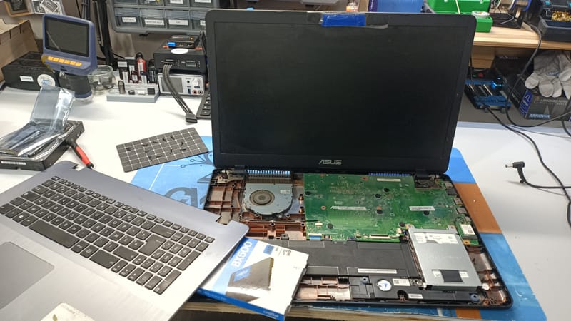 Quand la Technologie A Besoin d'Aide: Images de Réparations d'Ordinateurs