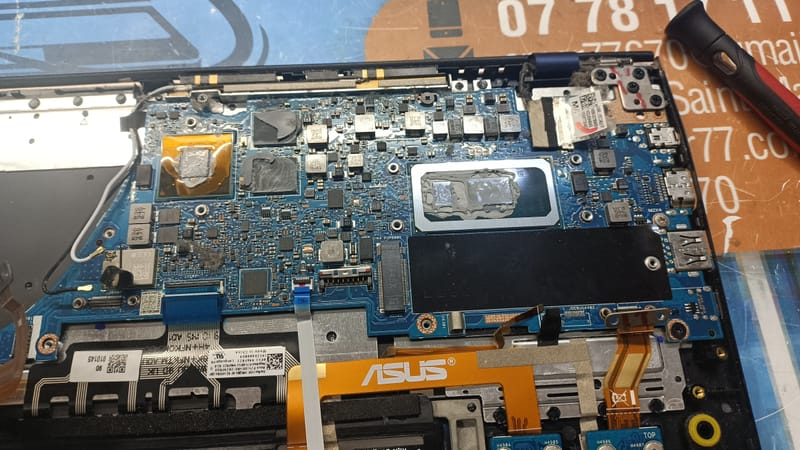 Quand la Technologie A Besoin d'Aide: Images de Réparations d'Ordinateurs