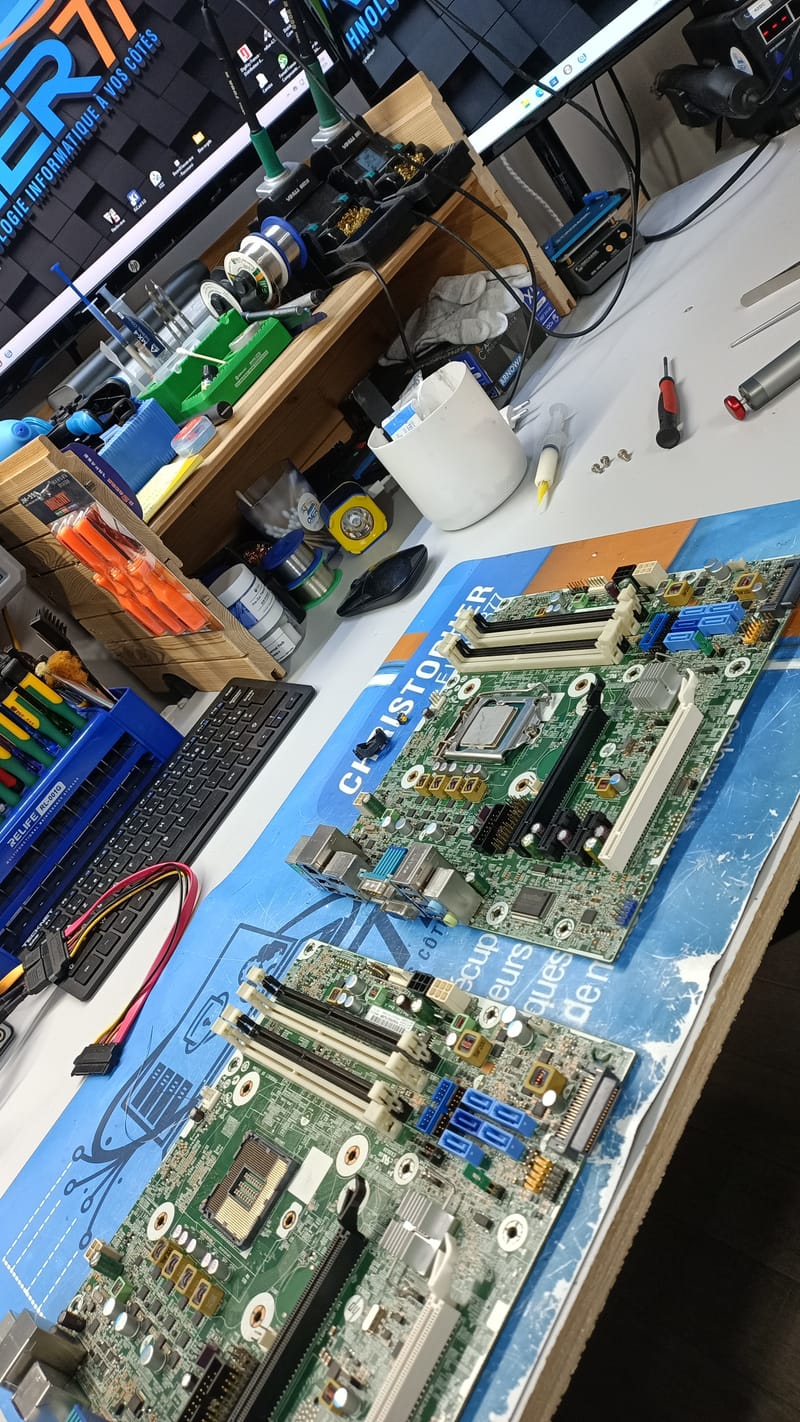 Quand la Technologie A Besoin d'Aide: Images de Réparations d'Ordinateurs