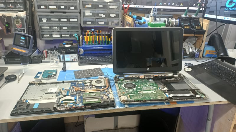 Quand la Technologie A Besoin d'Aide: Images de Réparations d'Ordinateurs