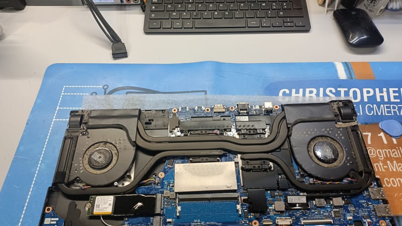 Quand la Technologie A Besoin d'Aide: Images de Réparations d'Ordinateurs