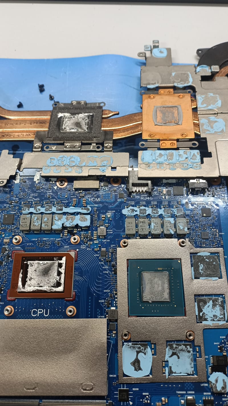 Quand la Technologie A Besoin d'Aide: Images de Réparations d'Ordinateurs