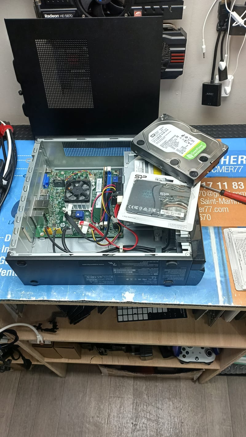 Quand la Technologie A Besoin d'Aide: Images de Réparations d'Ordinateurs