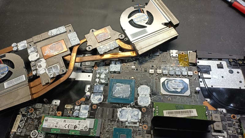 Quand la Technologie A Besoin d'Aide: Images de Réparations d'Ordinateurs