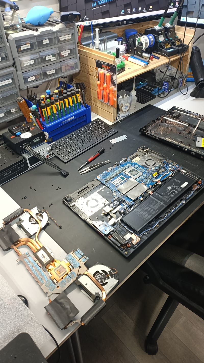 Quand la Technologie A Besoin d'Aide: Images de Réparations d'Ordinateurs