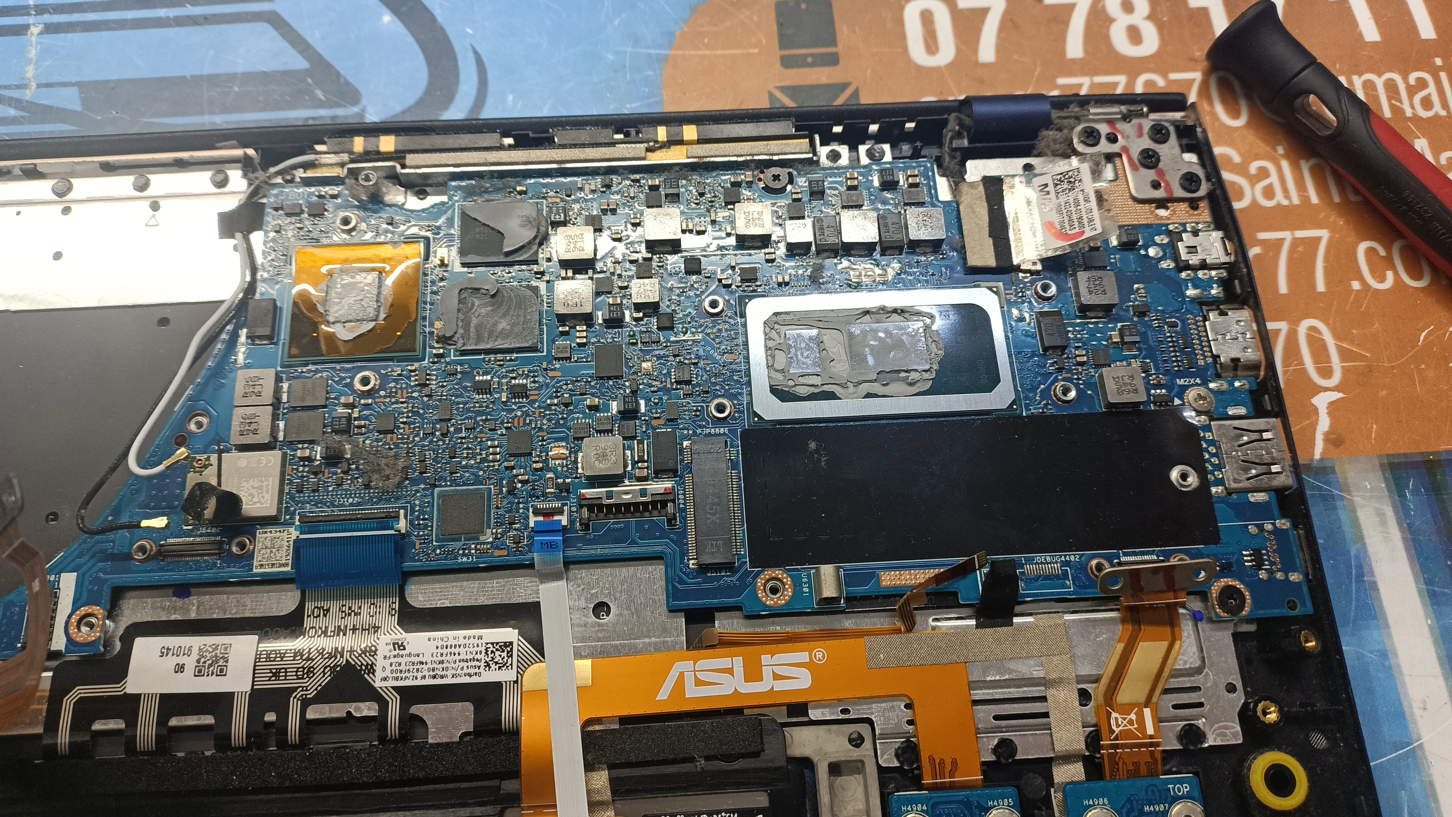 Quand la Technologie A Besoin d'Aide: Images de Réparations d'Ordinateurs