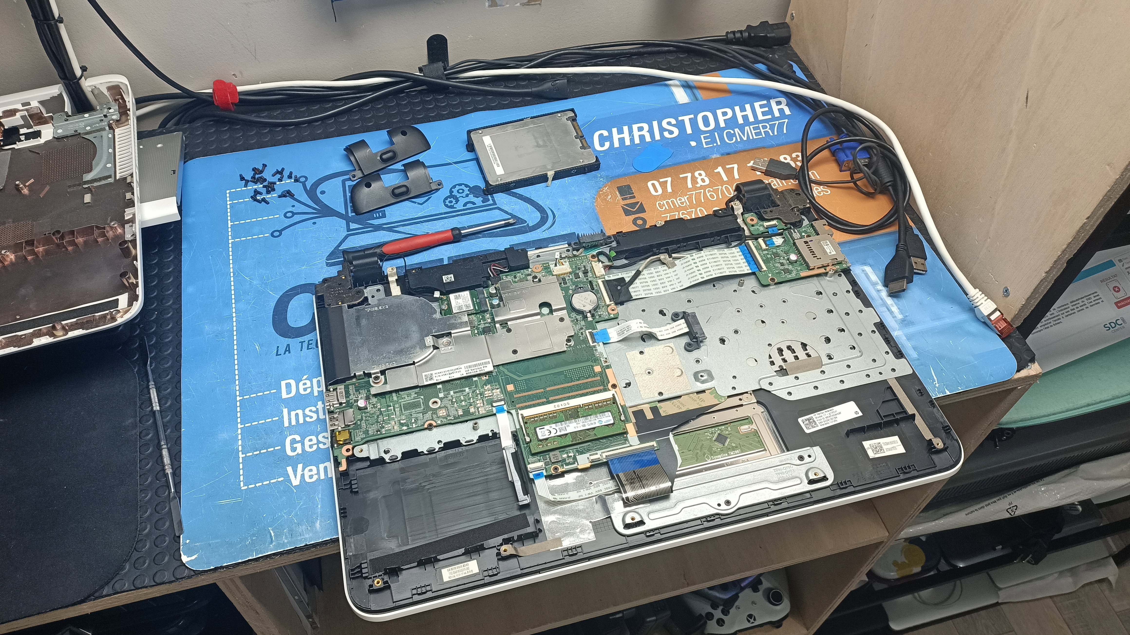 Quand la Technologie A Besoin d'Aide: Images de Réparations d'Ordinateurs