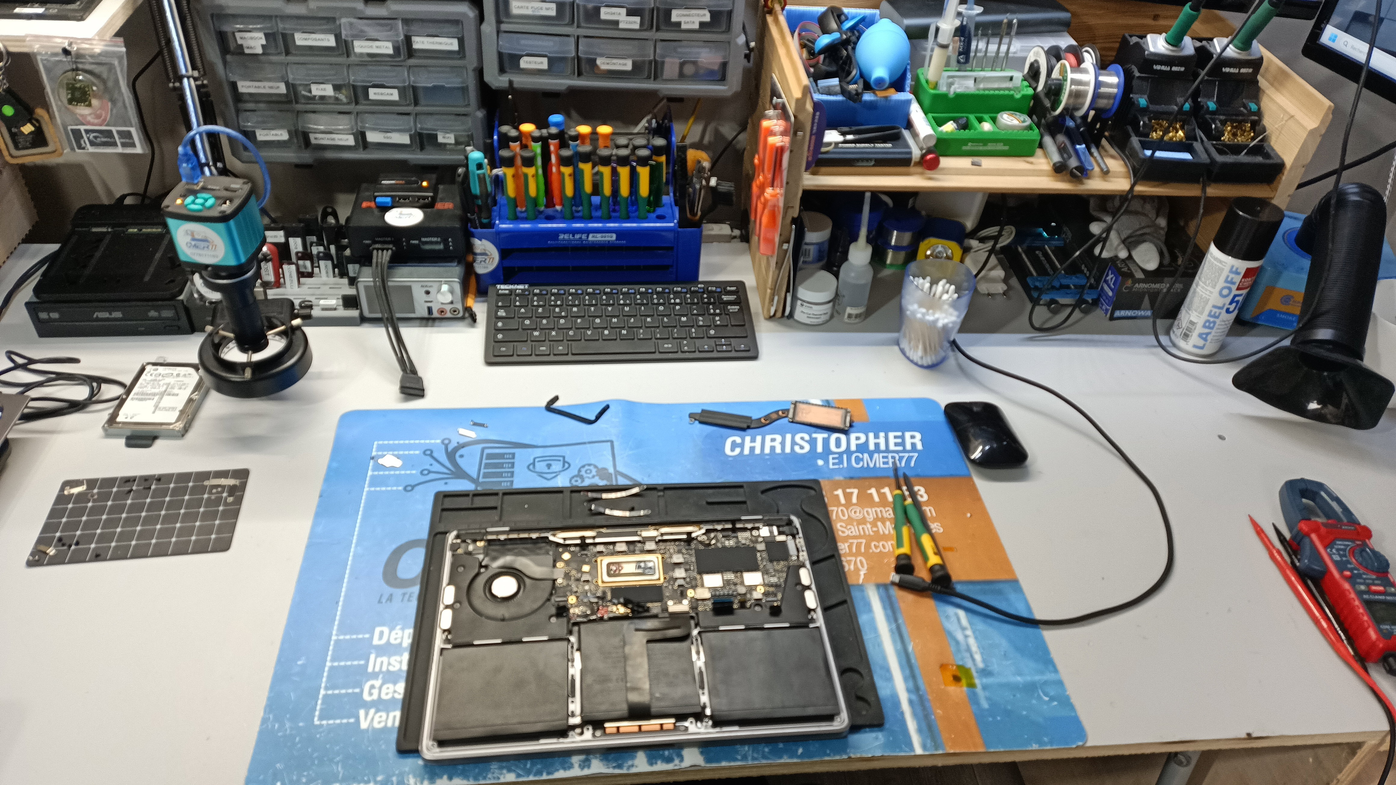 Quand la Technologie A Besoin d'Aide: Images de Réparations d'Ordinateurs