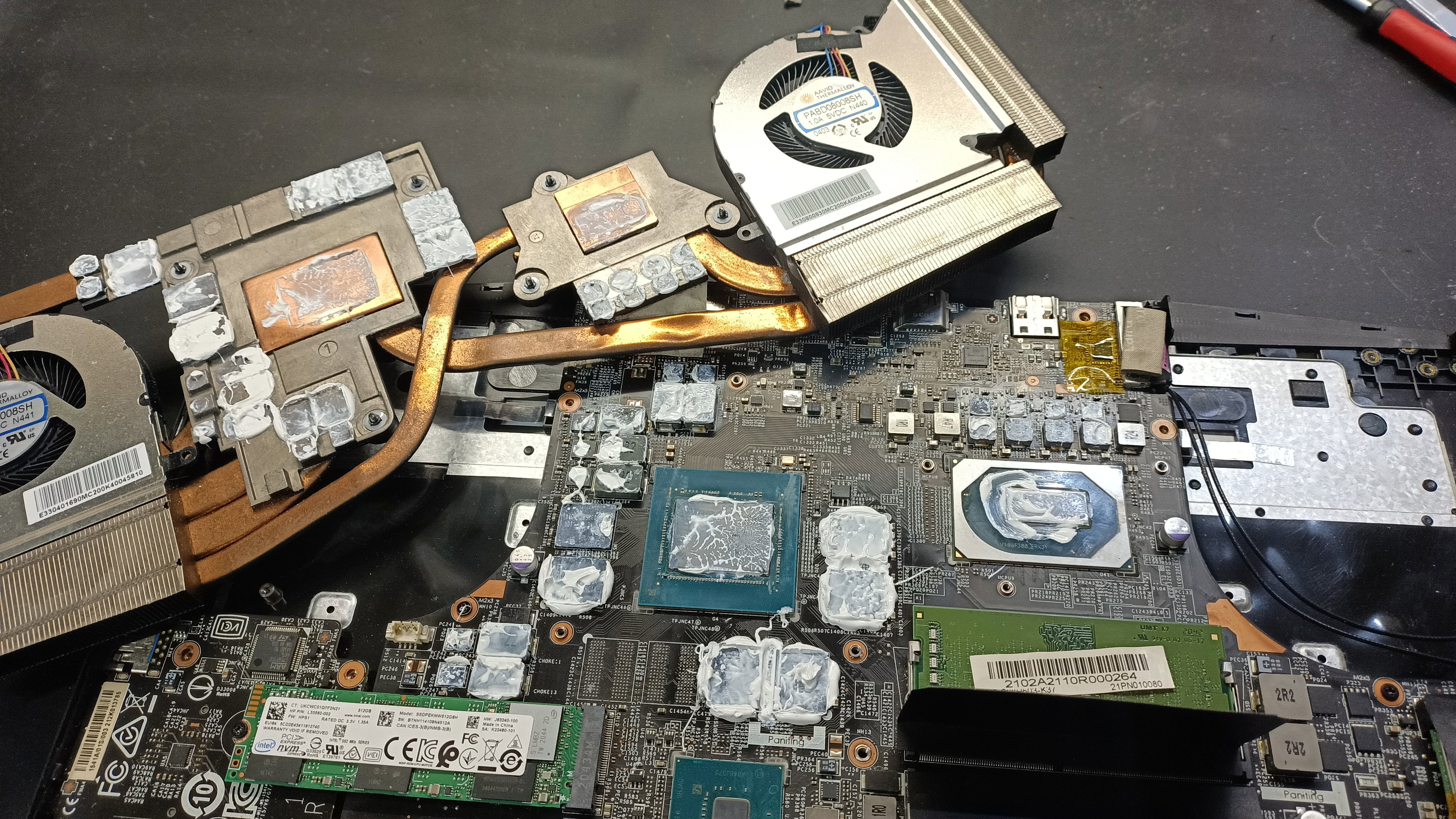 Quand la Technologie A Besoin d'Aide: Images de Réparations d'Ordinateurs