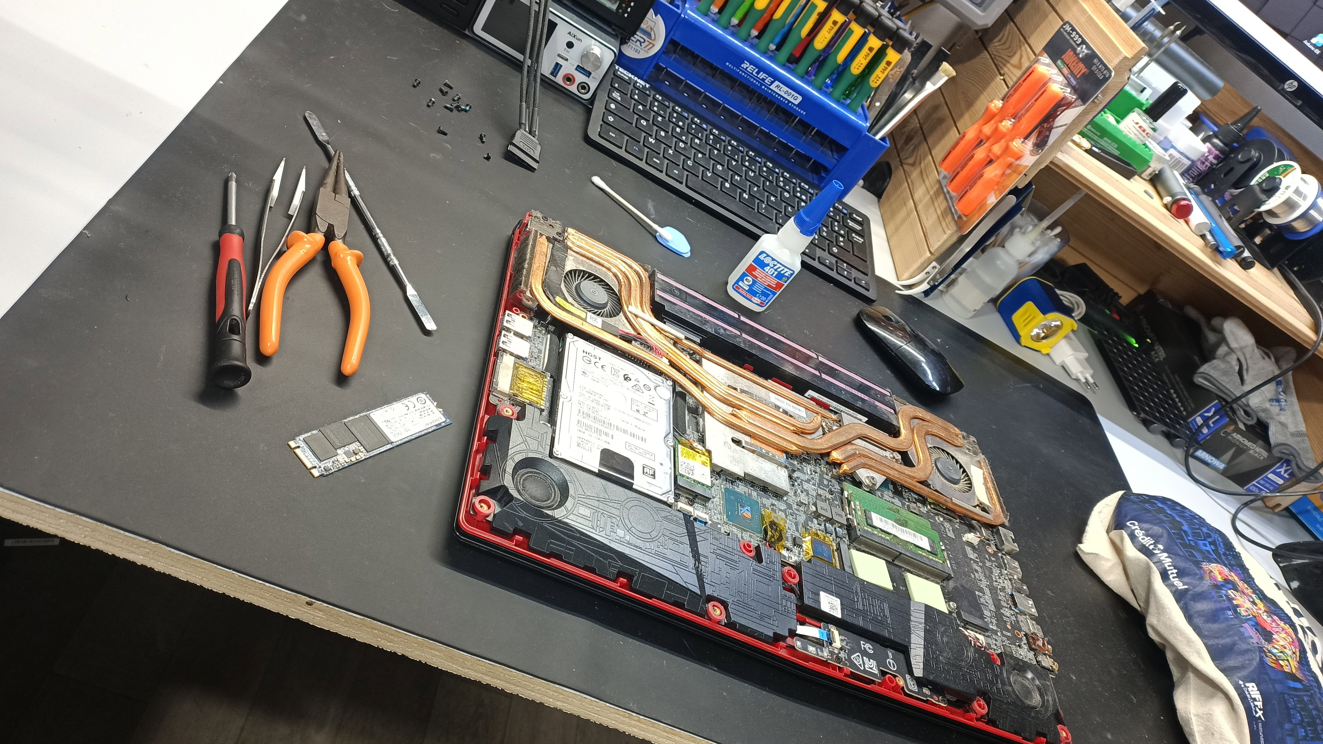 Quand la Technologie A Besoin d'Aide: Images de Réparations d'Ordinateurs