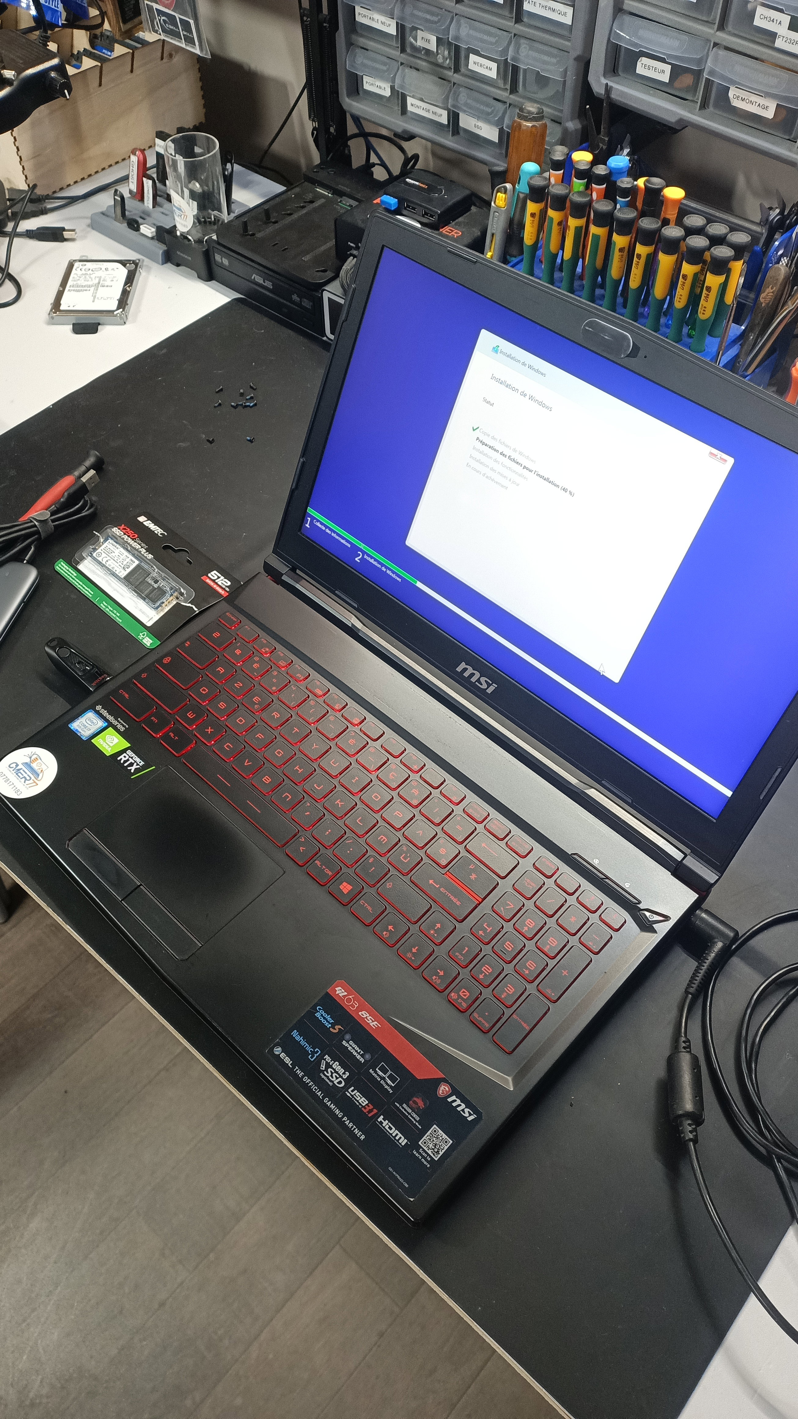 Quand la Technologie A Besoin d'Aide: Images de Réparations d'Ordinateurs