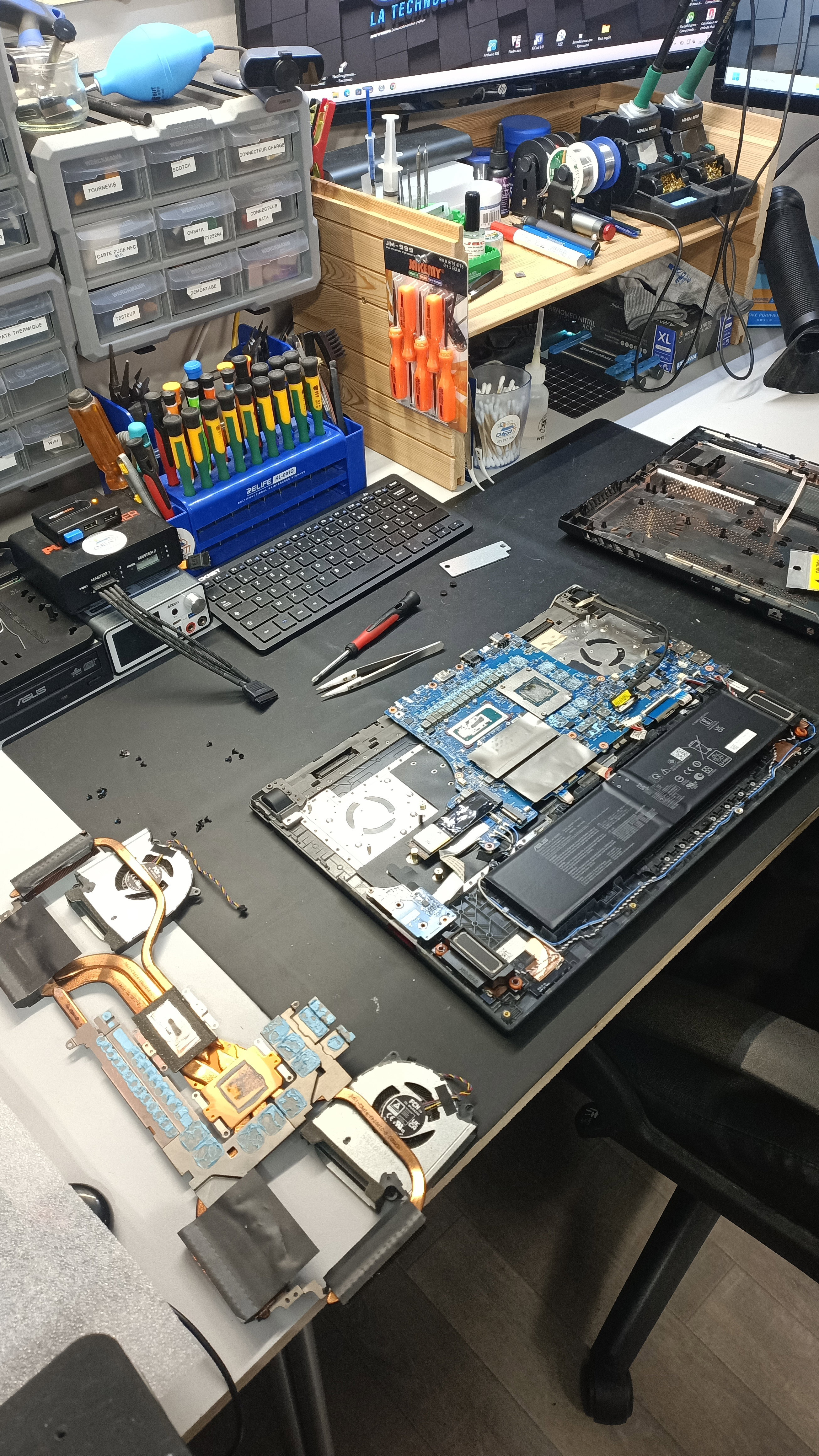 Quand la Technologie A Besoin d'Aide: Images de Réparations d'Ordinateurs