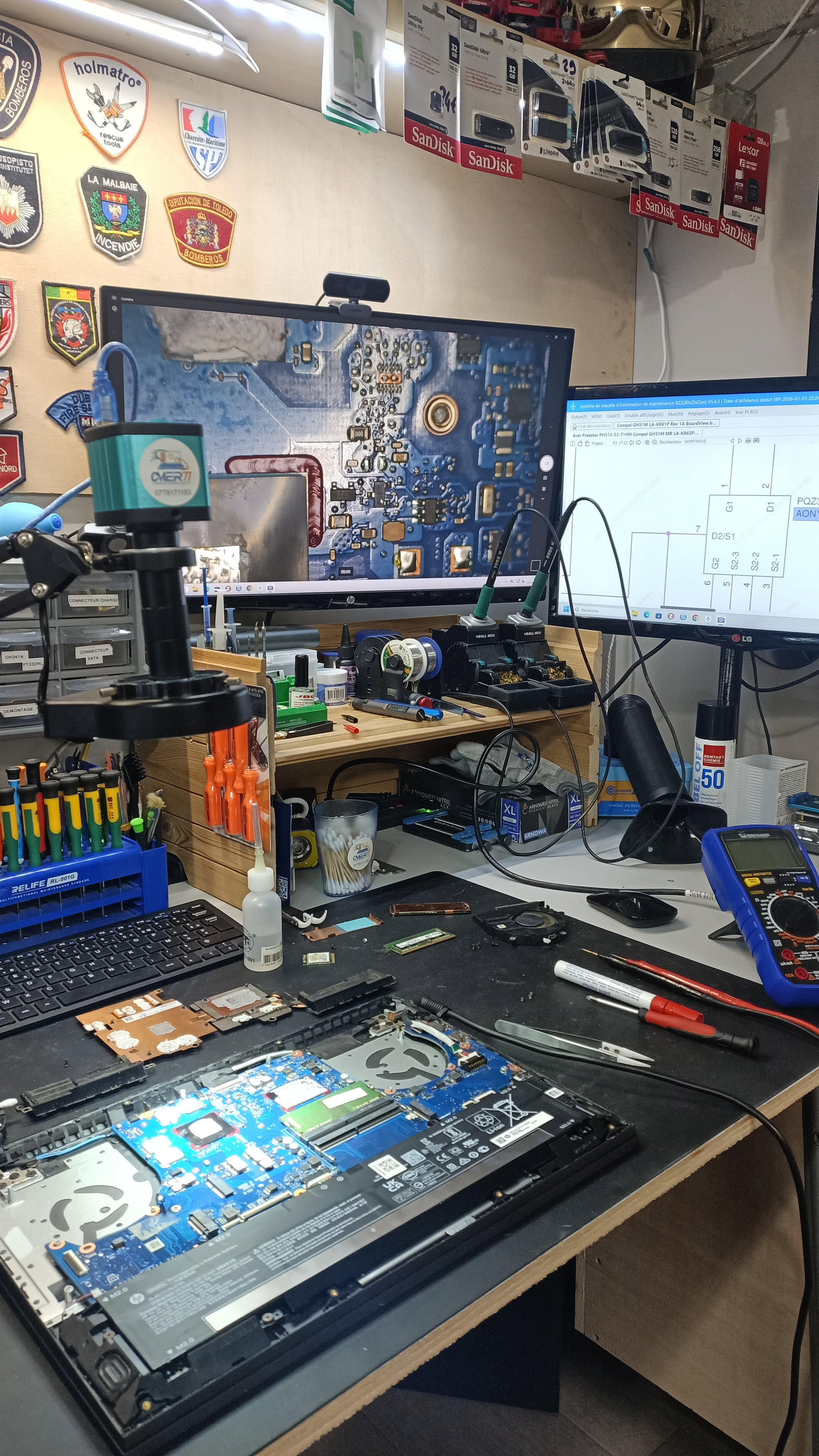 Quand la Technologie A Besoin d'Aide: Images de Réparations d'Ordinateurs