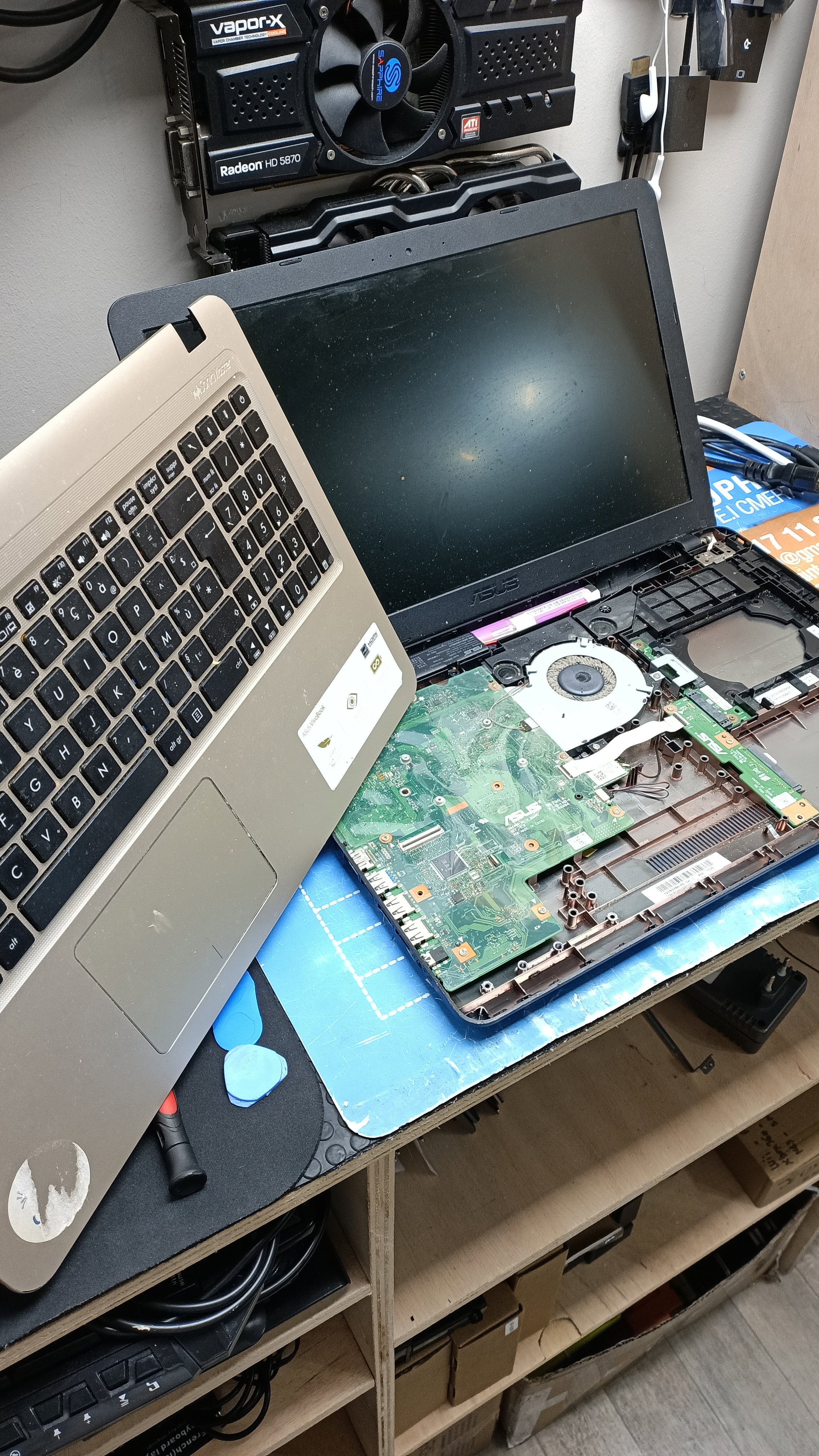 Quand la Technologie A Besoin d'Aide: Images de Réparations d'Ordinateurs