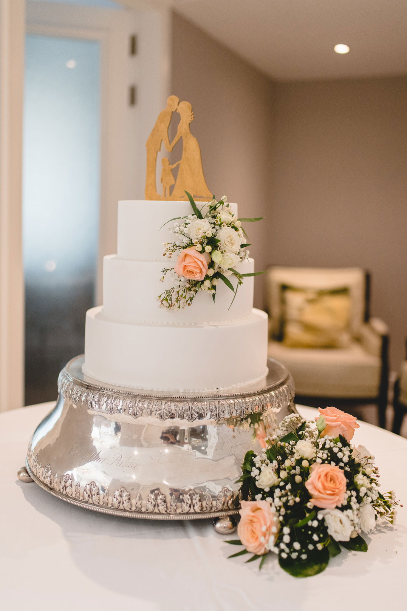 wedding cake at corinthia hotel wedding venue