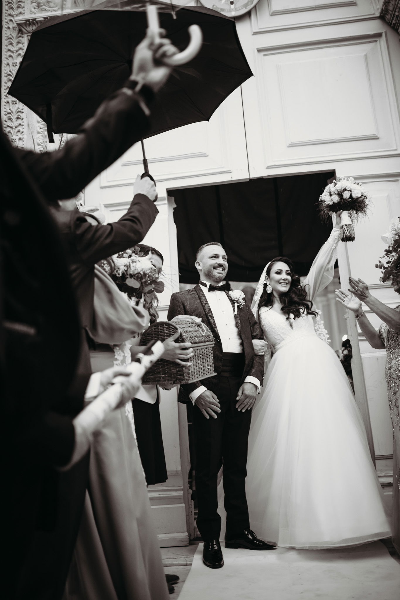 newly weds coming out of the curch