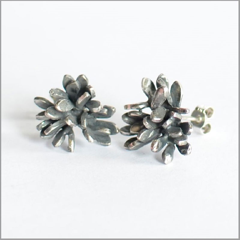 "Folia stud earrings"